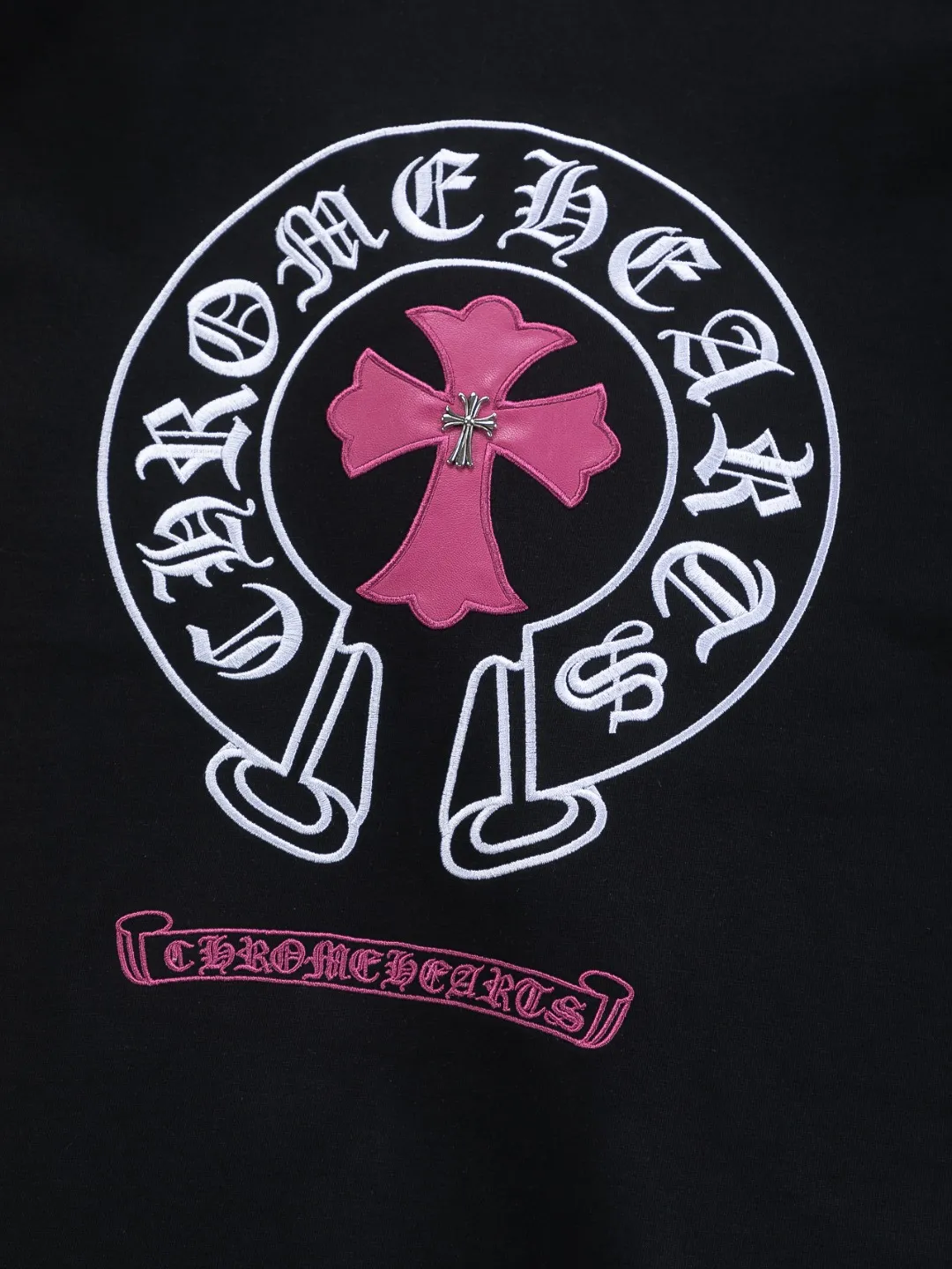 P170 Chrome Hearts CH Cross 26SS New product is hot at the same time💥 Early spring classic style Colorful double cross on the chest 🪡 Embroidery Large logo cross on the back Horseshoe and leather willow ding Sanskrit ✝️🪡 Embroidery Round neck short-sleeved T-shirt, a popular style, a style that both men and women like, the same style for men and women, 100% chance of turning heads when you wear it when you go out! It’s all about being handsome. The designer’s classic sense is precisely grasped. The whole piece of clothing is heavy. Industrial washing process. Ready-made garments are dyed + sprayed for a horse effect. The double-wash process is very recognizable. It uses heavy washing to make it distressed. The edges of the patch are slightly rolled and naturally distressed. It has a three-dimensional sense of layering and a little damage. It is very visually lethal. It adheres to Kroxin's consistent rough style. The chest and back are large, and the horseshoe flower printed patch pattern is embroidered and decorated. It is also decorated with silver metal engraved distressed buttons. The classic elements full of brand recognition instantly enhance the overall sense of grade and specification. Its texture is quite high-end! The overall feeling is high-end, simple and elegant, with silver hardware accessories, a full set of customized accessories, and the pattern of the entire dress is all decorated with patchwork three-dimensional embroidery technology, which is the finishing touch of the entire dress. The design on the back is even more eye-catching! ! This full back is so cool, it’s full of design, and the overall upper body style highlights fashion and individuality. Wearing it together as a couple is even more popular on the street. I recommend the early autumn sweatshirt! ! The fabric is a unique 320g 100% cotton, which is skin-friendly, breathable, warm to the touch, has a strong texture, and has smooth lines. It can be called a back killer, which has very strict requirements on craftsmanship and cost. The smooth neckline, flat cuffs and hems, the stitches are large and tight, tight and orderly, and the details are perfect. The consistent OS version can be worn alone or layered. It is very casual, but very iconic! It is simply the flagship of high-end trendy brands and must be included in your wardrobe. It has the American fashion spirit of freedom and individuality, and is highly recognizable and stylized! Color: Black White Size: S-XL Size chart: S: Shoulder width 50-Bust 56-Length 70 M: Shoulder width 52-Bust 57-Length 72 L: Shoulder width 54-Bust 59-Length 74 XL: Shoulder width 56-Bust 62-Length 76